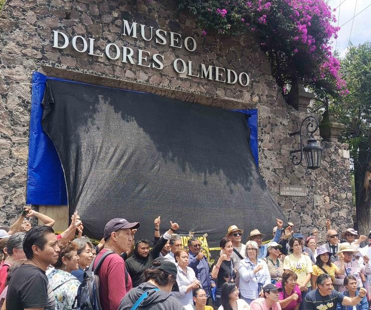 Ciudadanos protestan por el cierre del Museo Dolores Olmedo Ciudadanos protestan por el cierre del Museo Dolores Olmedo
