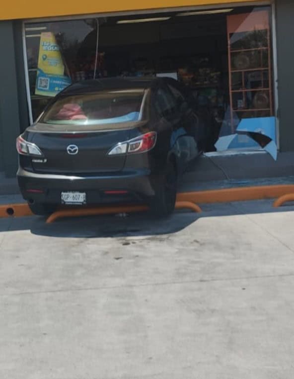 El susto de su vida se llevaron los empleados de una tienda de conveniencia, luego que hombre estrellara su vehículo contra la parte frontal del local, en el municipio de García.
