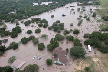 Sube a 104 la cifra de muertos por inundaciones en Texas