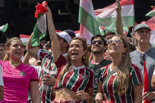 Los aficionados enaltecen a Fluminense en Copacabana Los aficionados enaltecen a Fluminense en Copacabana