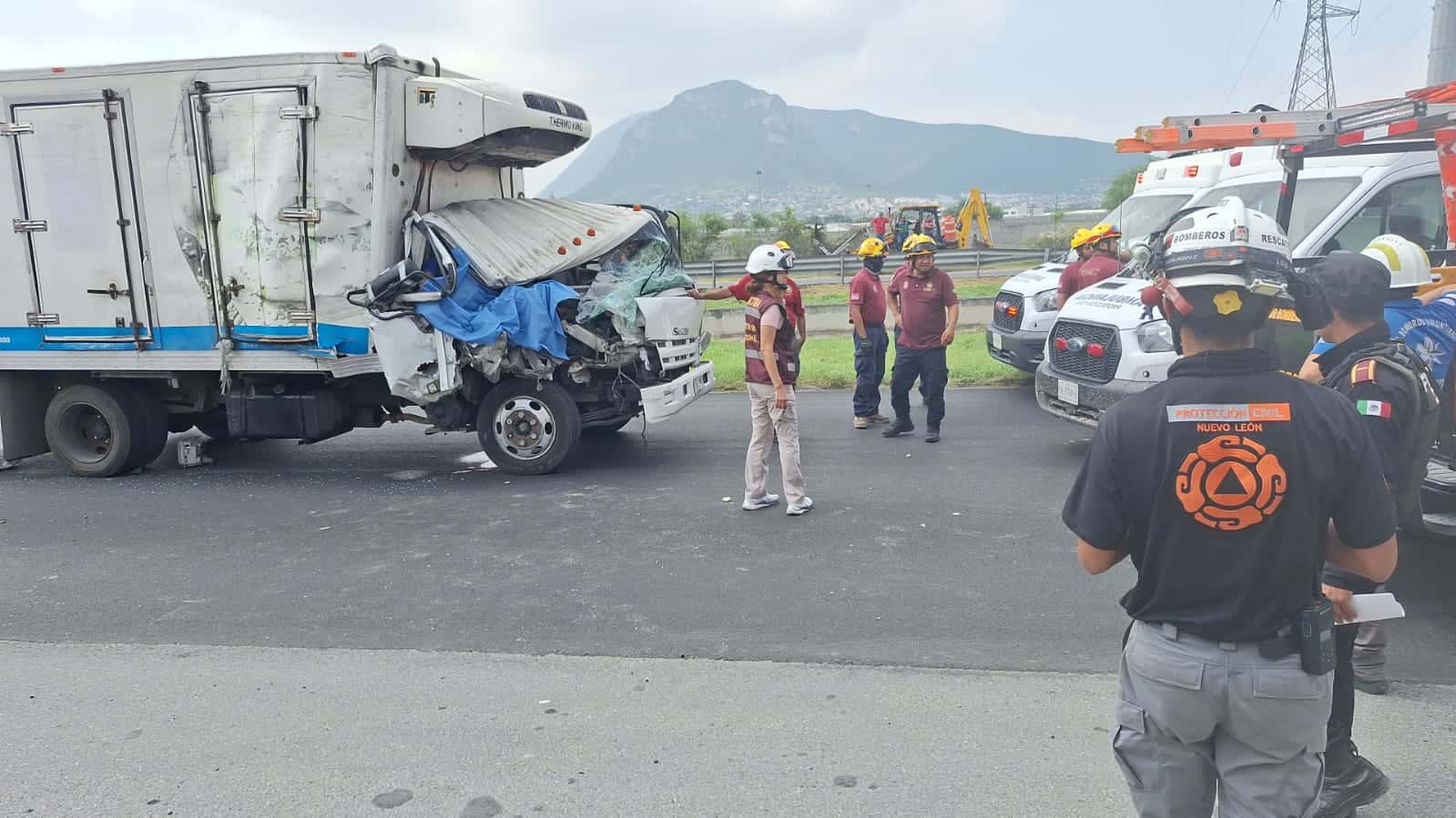 El copiloto de un camión de carga falleció prensado luego de estrellarse la unidad contra un tráiler de plataforma, ayer en el Anillo Periférico, municipio de Escobedo.