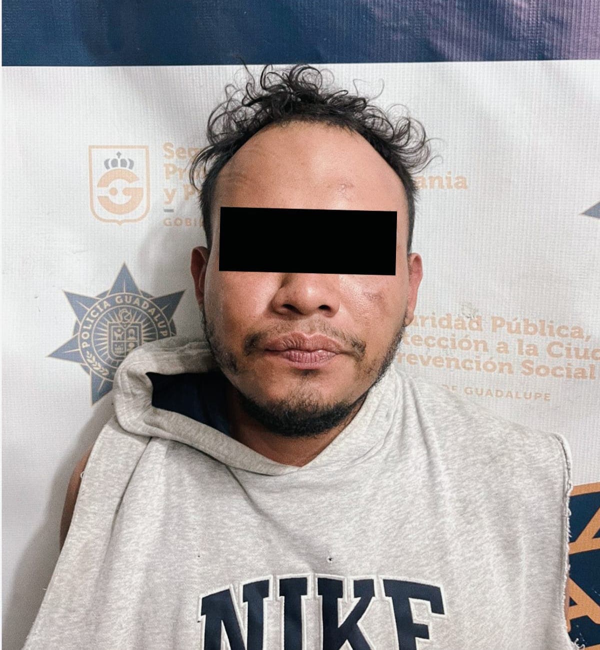 Un sujeto que pedía dinero en la vía pública y amenazaba a las personas fue detenido por la Policía de Guadalupe luego de romper con piedras los cristales de dos bancos de esta ciudad.