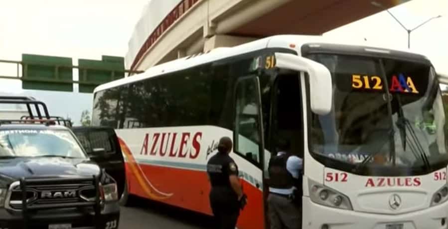 El susto de su vida se llevaron los viajeros de un autobús intermunicipal, cuando uno de los pasajeros murió en forma repentina dentro de la unidad colectiva en el centro de Monterrey.