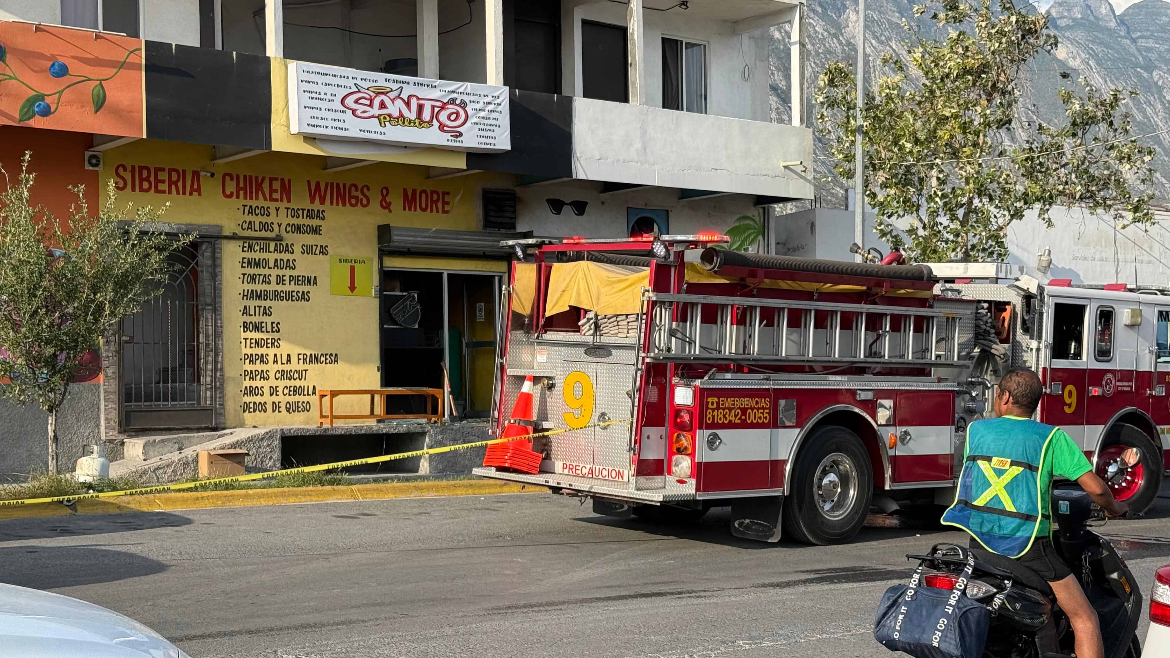 Una intensa movilización de los puestos de socorro, se registró en el municipio de Santa Catarina, al reportarse el incendio de una taquería tipo Siberia, en la Colonia Rincón de las Palmas.