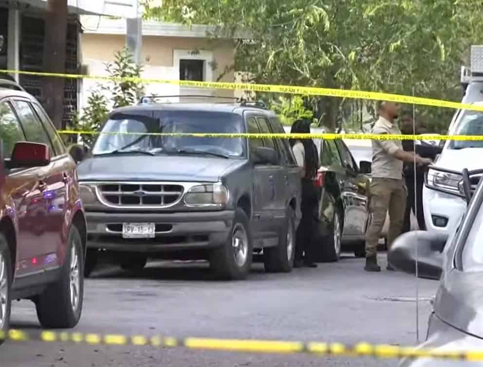 Elementos de la Agencia Estatal de Investigaciones, indagan la muerte de un hombre encontrado en estado de descomposición y envuelto en una cobija dentro de una bolsa negra, dentro de una vivienda de la colonia Valle de Santo Domingo, en el municipio de San Nicolás.