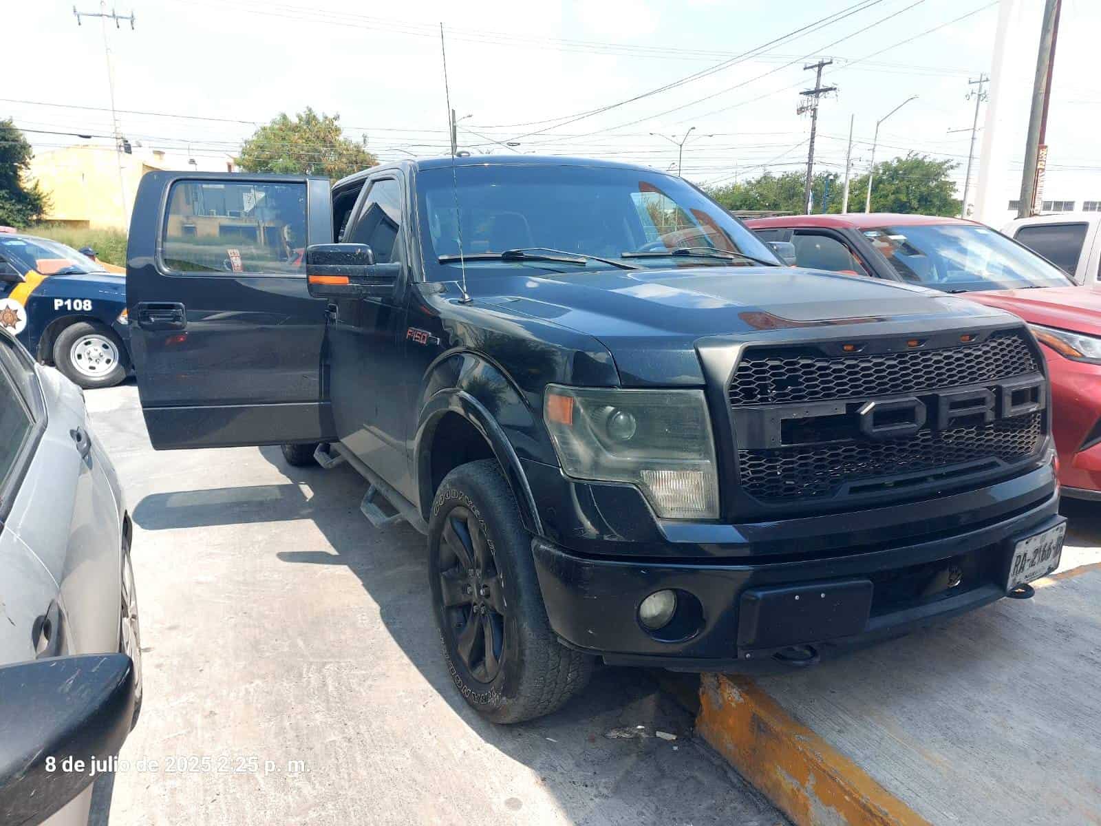 Dos hombres y una mujer, presuntos integrantes de una banda de asaltantes, fueron detenidos por policías de Guadalupe en un operativo, cuando viajaban en una camioneta con reporte de robo y relacionada a varios atracos.
