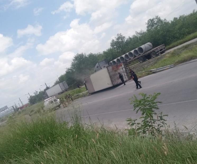 Vuelca camión de carga en Cerralvo, hay un muerto Vuelca camión de carga en Cerralvo, hay un muerto