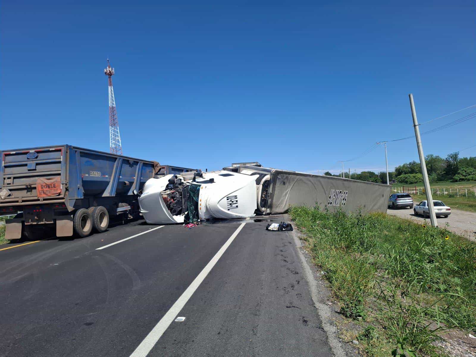 Tres personas lesionadas y todo un caos vial, fue lo que provocó la volcadura de un tráiler en un tramo de la carretera Nacional en el municipio de Montemorelos.