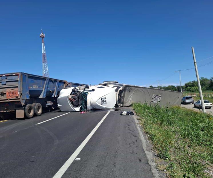 Vuelca tráiler en la Carretera Nacional Vuelca tráiler en la Carretera Nacional