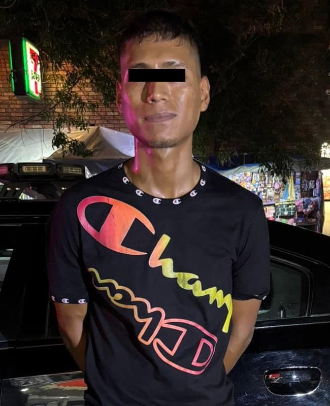 En el momento en que caminaba por el centro de la ciudad, un joven fue detenido por oficiales de la Policía de Monterrey, luego de que, al revisarlo, le encontraran 22 envoltorios con sustancias similares a la droga tipo cristal y cocaína en polvo.
