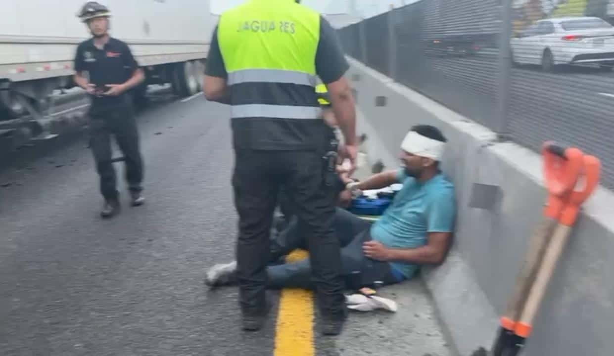 Una persona sin vida y un lesionado, dejó un choque por alcance entre dos tráileres, ayer en el Libramiento Noroeste con dirección de García a Santa Catarina.