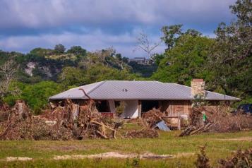 Mandan m&aacute;s rescatistas a Texas