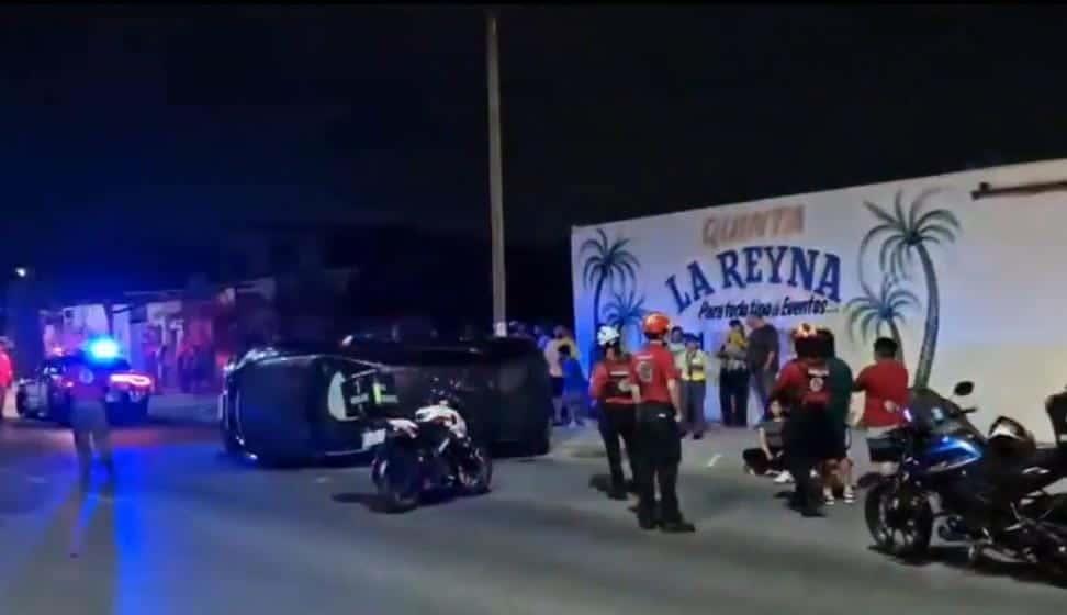 Vuelca taxi; hay dos lesionados Vuelca taxi; hay dos lesionados