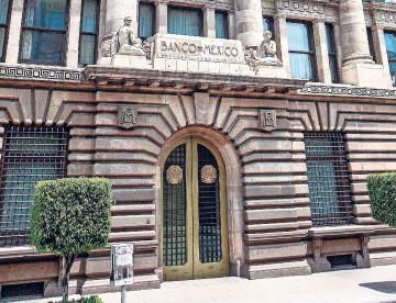 Banxico advierte ligera contracción del PIB
