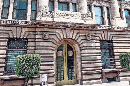 Banxico advierte ligera contracción del PIB