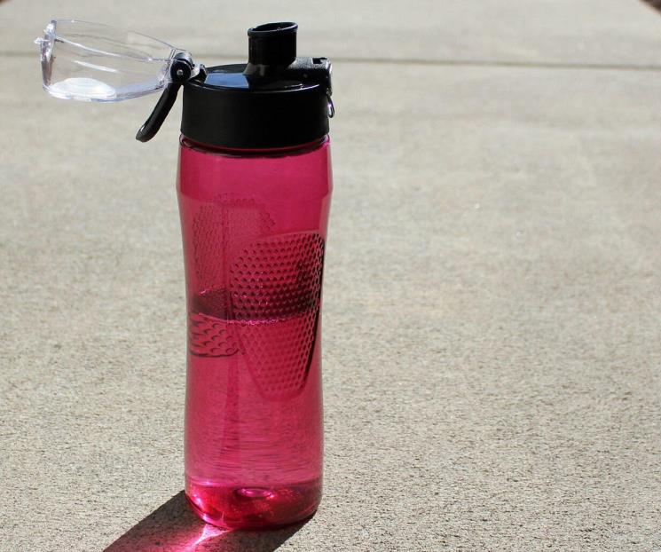 Cómo eliminar el mal olor de las botellas para beber agua Cómo eliminar el mal olor de las botellas para beber agua