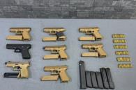 Descubren arsenal en tanque de gasolina de troca