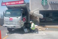 Se impacta camión de carga contra negocio