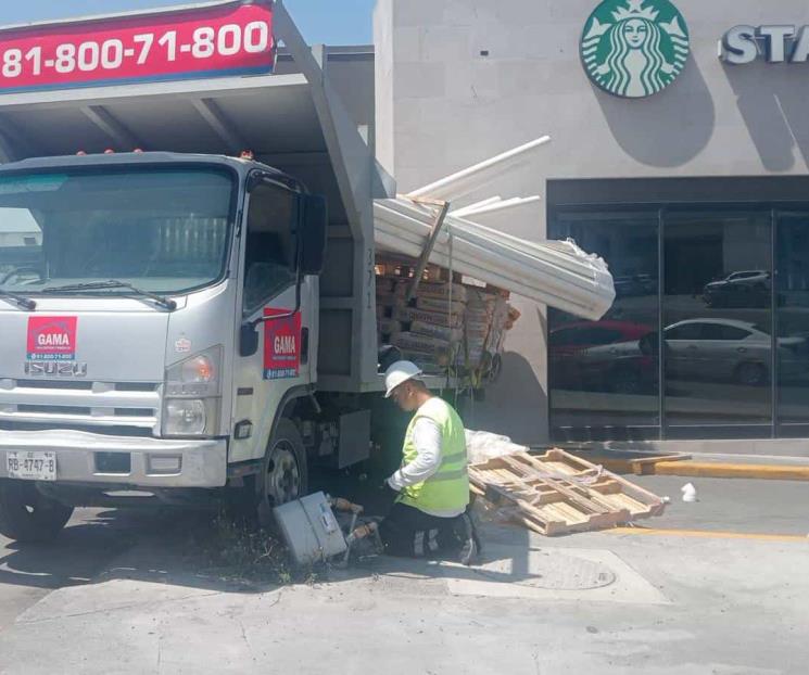 Se impacta camión de carga contra negocio Se impacta camión de carga contra negocio
