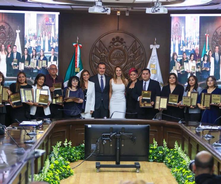 Reconocen trayectoria de maestros de Monterrey Reconocen trayectoria de maestros de Monterrey