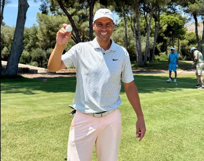 Y Nadal se divierte con hoyo en uno Y Nadal se divierte con hoyo en uno