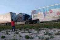 Chocan tráileres en Galeana