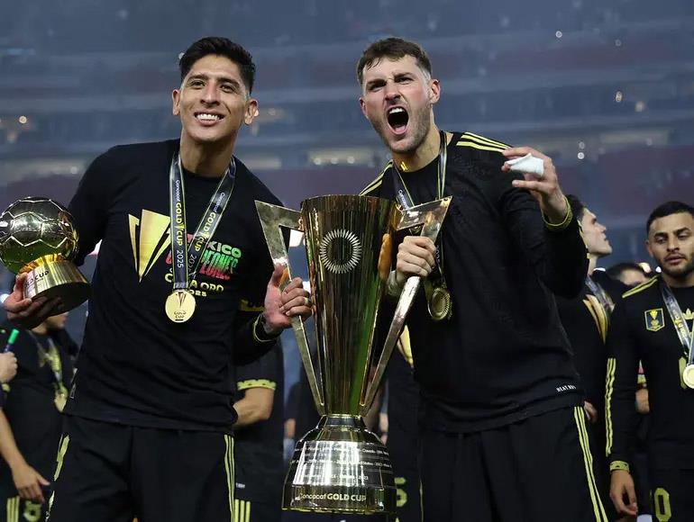 Santiago Giménez firme en el Milán Santiago Giménez firme en el Milán