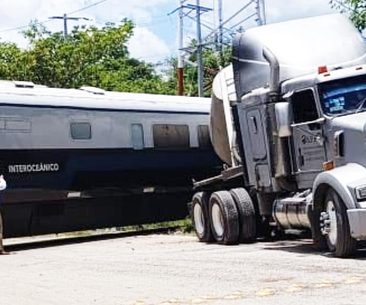 Choca Tren Interoceánico contra tráiler en Tabasco Choca Tren Interoceánico contra tráiler en Tabasco