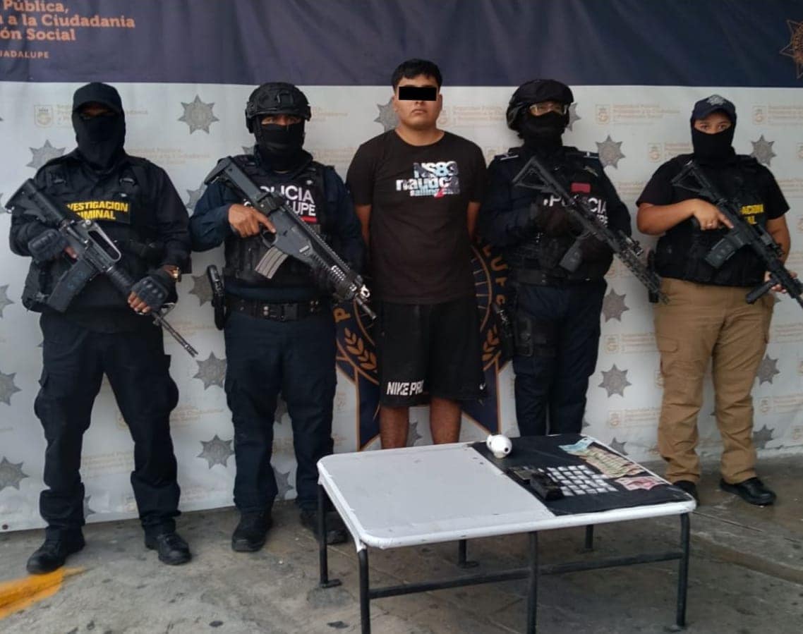 Otro integrante de una banda de presuntos asaltantes que habían sido detenido en la Colonia Avente, fue arrestado por elementos de la Policía de Guadalupe en el sector de la Tamaulipas, en portación de 30 envoltorios con droga.