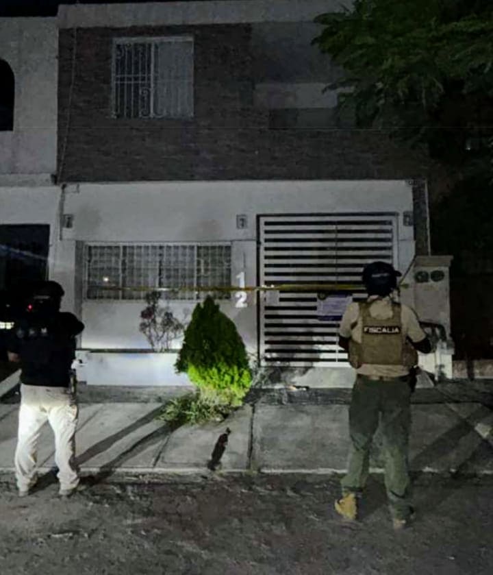 En dos cateos realizados en domicilios de la Colonia Cumbres San Agustín, al poniente de Monterrey, la Fiscalía General de Justicia aseguró 13 bolsas con marihuana, así como una báscula gramera.
