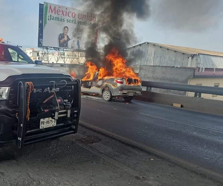 Se incendia camioneta Se incendia camioneta