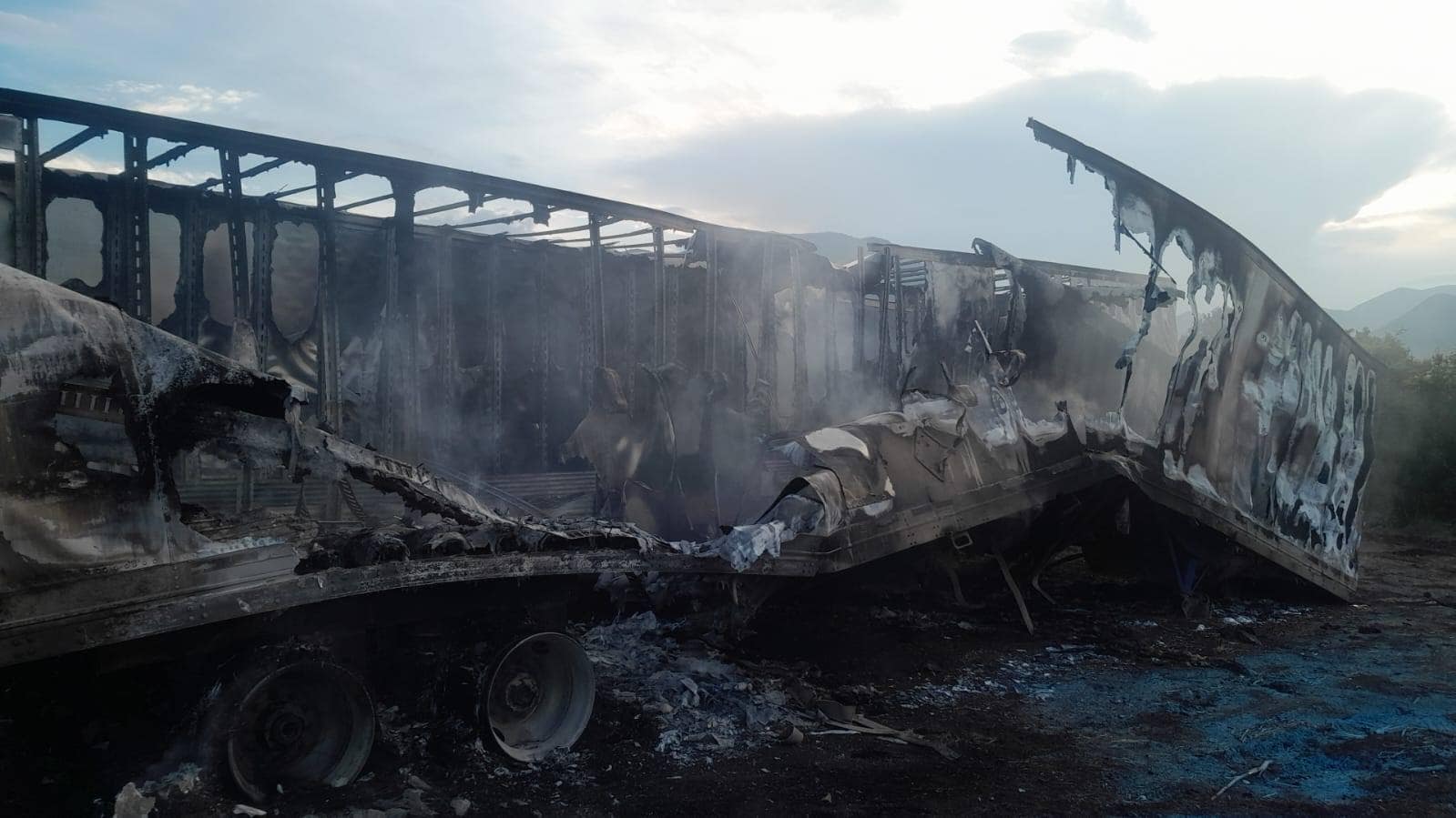 Las autoridades investigan el incendio de un tráiler, que estaba resguardado en un corralón oficial del municipio de Juárez, Nuevo León.