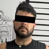 Un motociclista que conducía sin casco, fue detenido por elementos de la Secretaría de Seguridad Pública y Vialidad de Santiago cuando circulaba por la Carretera Nacional, a la altura de Las Cristalinas, carecía de placas, sin documentación y con el número de serie alterado.