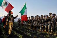 Manifestantes por redada en campo agrícola chocan con agentes de ICE