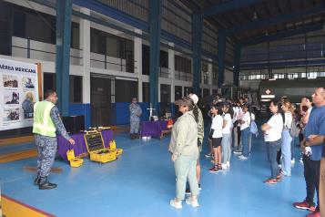 Visitan menores Base A&eacute;rea Militar