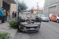 Cuatro lesionados tras choque volcadura en la Colonia Independencia