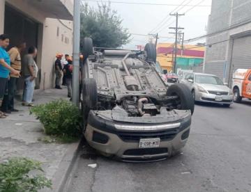 Cuatro lesionados tras choque volcadura en la Colonia Independencia