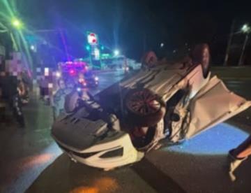 Conductora de auto vuelca en Linares y resulta lesionada
