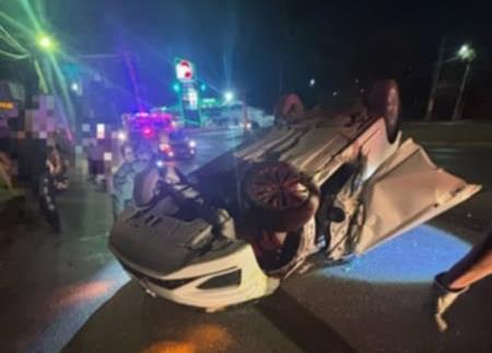 Conductora de auto vuelca en Linares y resulta lesionada Conductora de auto vuelca en Linares y resulta lesionada