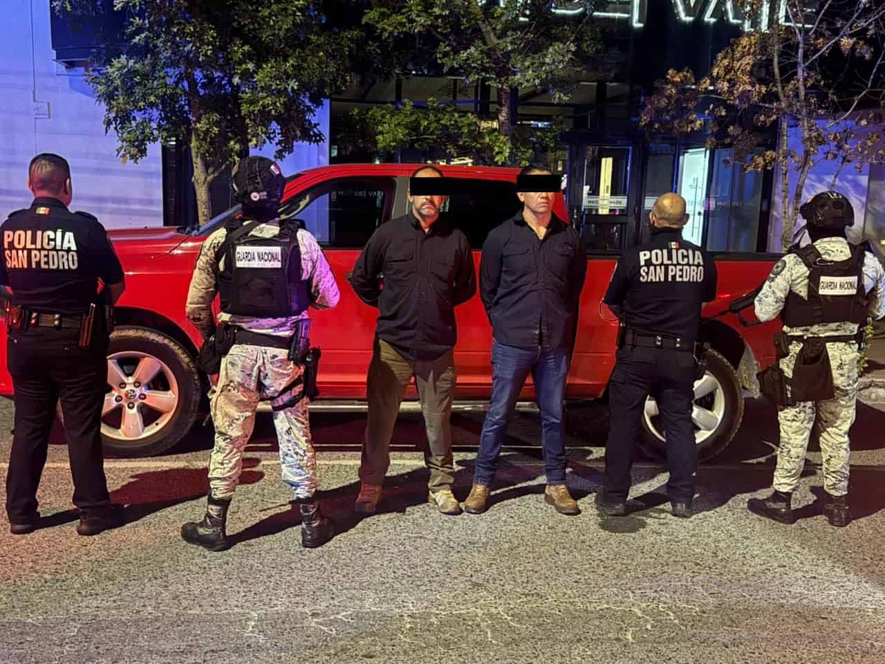 Dos hombres armados que viajaban en una camioneta, fueron detenidos la madrugada de ayer en el municipio de San Pedro como parte de los Operativos Estratégicos de Seguridad implementados por la policía municipal.