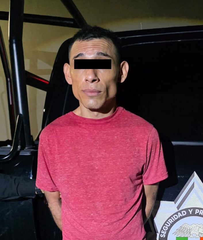 Después de presuntamente agredir a su papá y amenazarlo con un arma de fuego por no prestarle 200 pesos, un hombre fue detenido por elementos de la Policía de Monterrey, en la Colonia Niño Artillero.