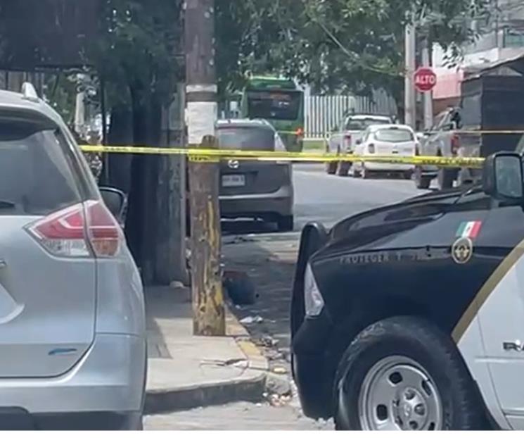 Hallan a hombre muerto frente a una tienda al sur de Monterrey Hallan a hombre muerto frente a una tienda al sur de Monterrey