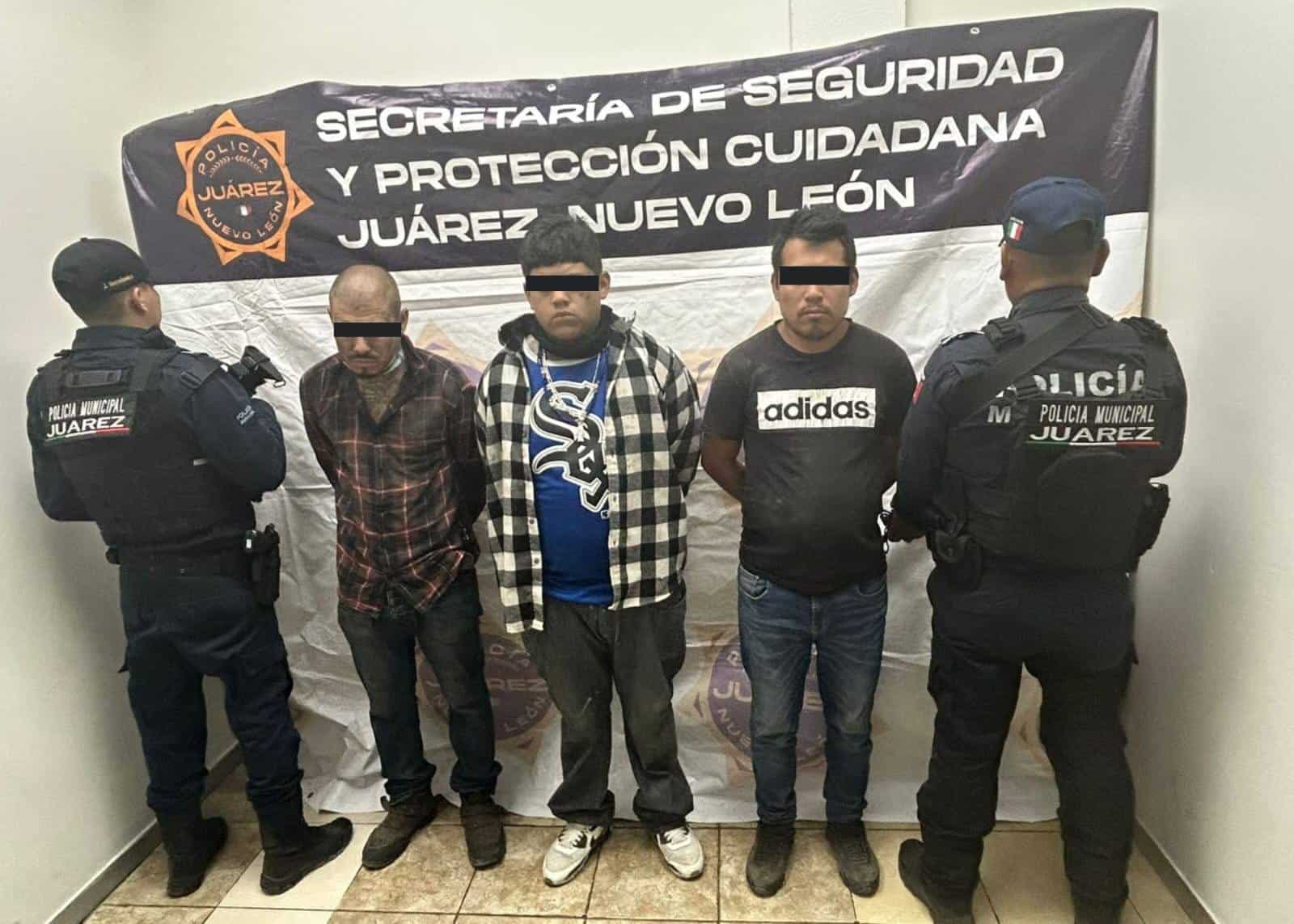 Elementos de Seguridad Pública del municipio de Juárez, lograron la detención de tres integrantes de una banda de ladrones, que asaltaron con lujo de violencia, una gasera ubicada en la colonia 12 de Octubre.