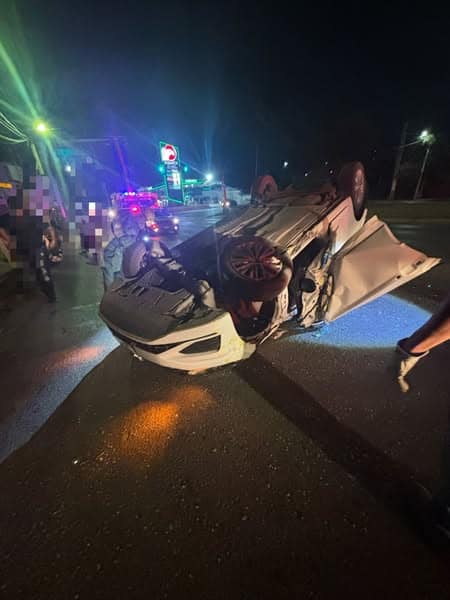Luego de que aparentemente se desplazaba a exceso de velocidad, una conductora terminó volcada, ayer en el municipio de Linares, al sur de Nuevo León.
