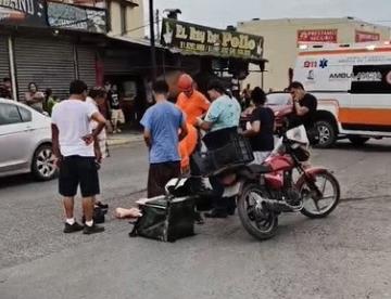 Resulta herida en choque de moto