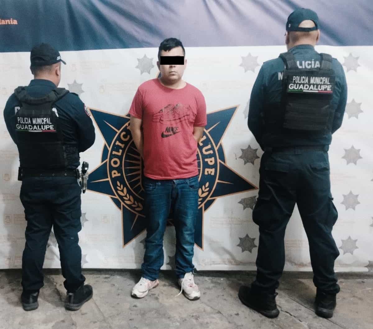 Elementos de la Policías de Guadalupe detuvieron a un hombre señalado como quien presuntamente asesinó a su tío a puñaladas, en el interior de un domicilio en la Colonia Unidad Piloto.