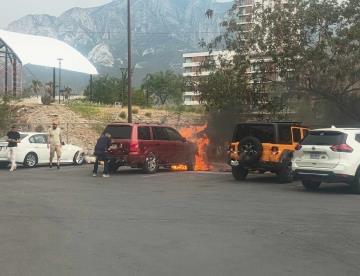 Acaba fuego con camioneta