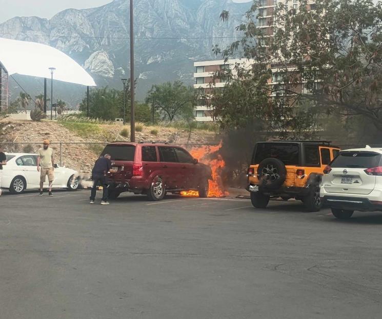 Acaba fuego con camioneta Acaba fuego con camioneta