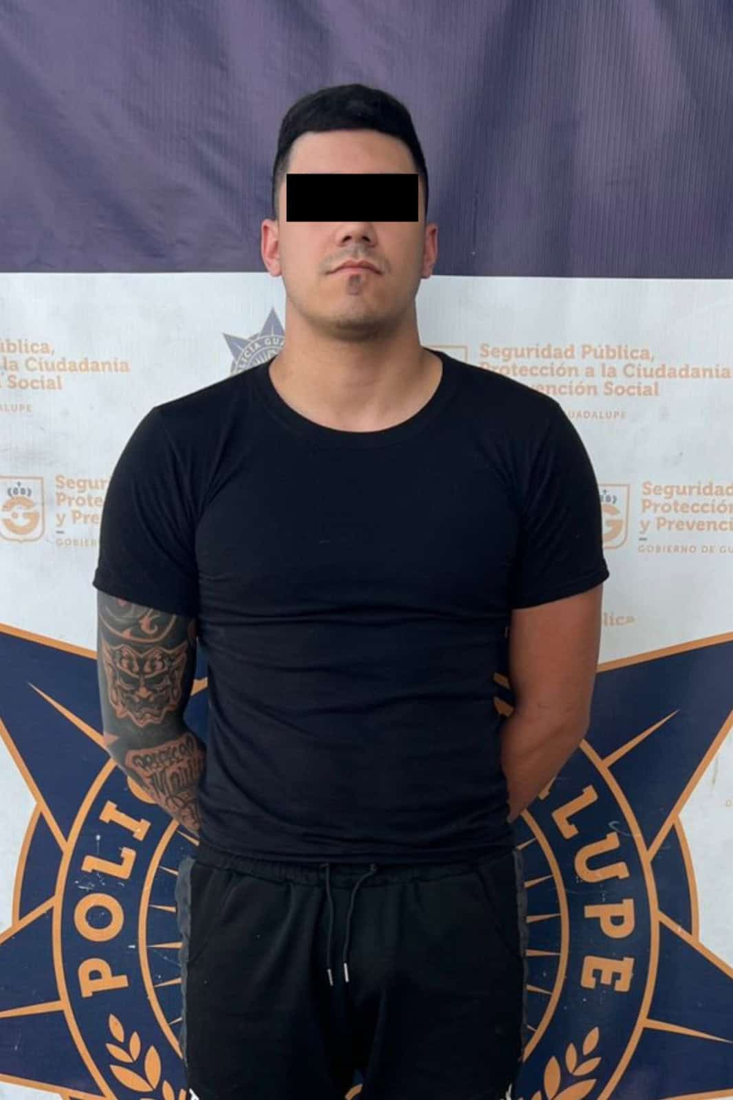 Uno de los tres presuntos integrantes de una banda de asaltantes, detenidos en un operativo el pasado miércoles en La Colonia Residencial Avante, era buscado por el delito de feminicidio en Tijuana, Baja California.