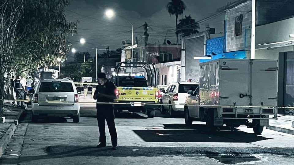 Dos hombres armados que viajaban a bordo de una motocicleta, balearon la fachada de una vivienda, ubicada en la zona de la colonia Garza Nieto, menor conocida como "La Coyotera".